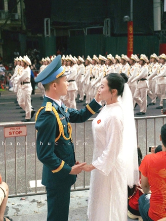 Cặp đôi chụp ảnh cưới trong buổi tổng duyệt diễu binh sáng nay 'gây sốt'