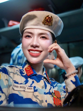 Nữ thiếu úy rạng rỡ trong quân phục quân y: Từ cô gái yếu mềm đến chiến sĩ A80