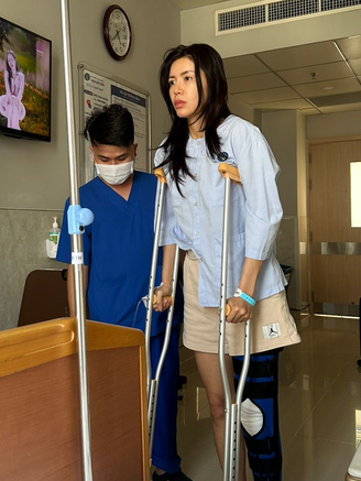 Siêu mẫu Minh Tú bị dập xương, đứt dây chằng