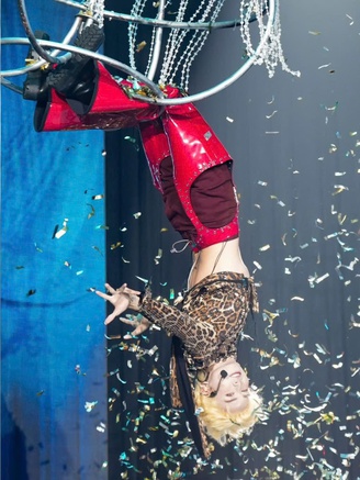 BB Trần trình diễn mạo hiểm, suýt gặp sự cố khi đu người trên cao