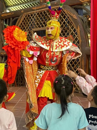 'Tôn Ngộ Không bán nụ cười' để mua gạo tặng người nghèo