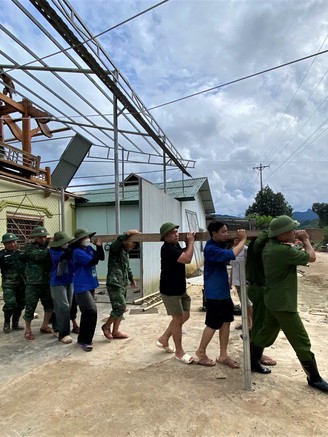 Mùa hè xanh nơi tâm lũ của 24 sinh viên Nghệ An