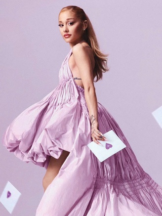 Ariana Grande tiết lộ về 'công việc tay trái'
