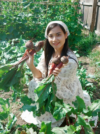 Mẹ Việt trồng rau Việt Nam trên đất Mỹ