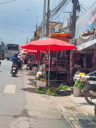 Buôn bán trên lề đường