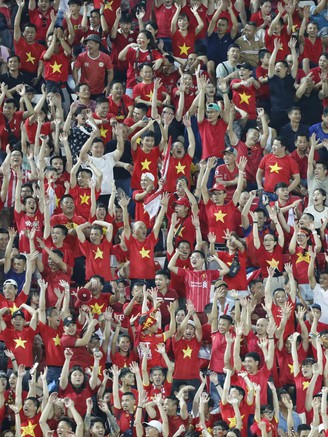 Nóng: Sân Lạch Tray bắn pháo hoa 'tiếp lửa' đội tuyển nữ Việt Nam tại AFF Cup