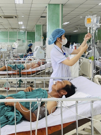 Ăn cá muối chua, 2 cha con nguy kịch vì ngộ độc