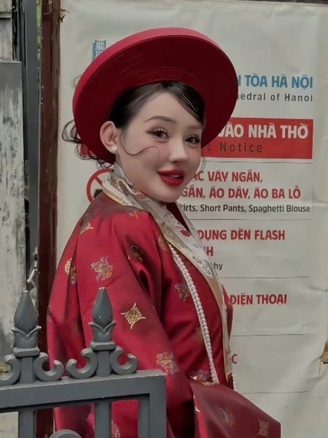 Phía Ngân 98 nói gì vụ bị yêu cầu rời khỏi Nhà thờ Lớn?