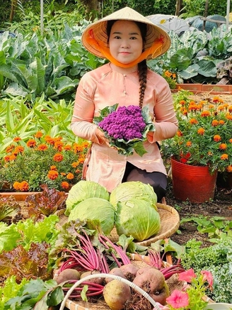 Vườn rau xanh mướt, rực rỡ sắc hoa trong lòng thành phố