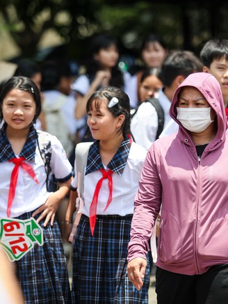 Bức xúc đồng phục học sinh