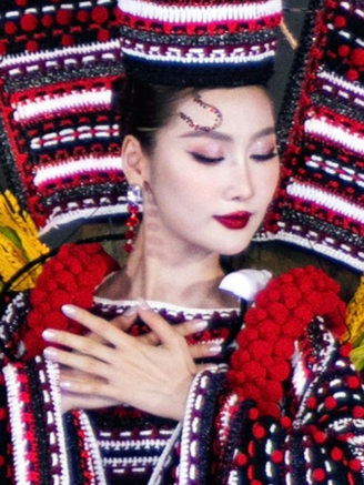 Hoa hậu Quế Anh trình diễn trang phục ‘Châu Ro cầu mùa’