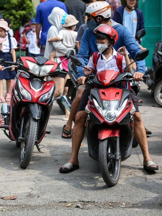 Giờ tan học 'tréo ngoe', vợ chồng lục đục vì đưa đón con