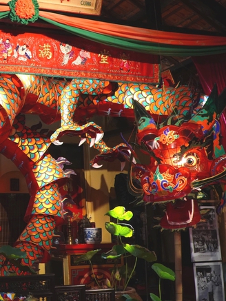 Chiêm ngưỡng lồng đèn giấy kiếng hình rồng mang tên Đại Long có chiều dài 20 mét