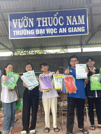 Sinh viên gieo mầm thuốc quý cho phòng khám từ thiện