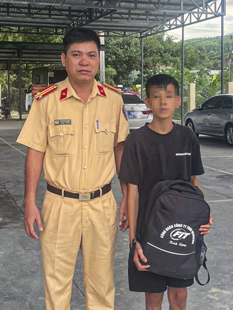 CSGT giải cứu thiếu niên 16 tuổi mắc bẫy 'việc nhẹ lương cao'