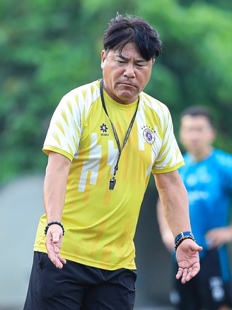 Lộ diện HLV đầu tiên có nguy cơ bị sa thải ở V-League