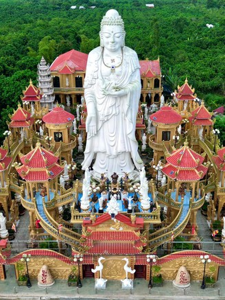 Khám phá ngôi chùa độc lạ với quần thể tượng Phật uy nghi ở cù lao Giêng