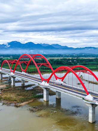 Cận cảnh cầu vòm thép 850 tỉ đồng bắc qua sông Trà Khúc