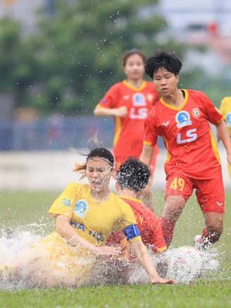 Hải Yến ghi bàn trong trận thủy chiến, Hà Nội tạm chiếm ngôi đầu của nhà ĐKVĐ 