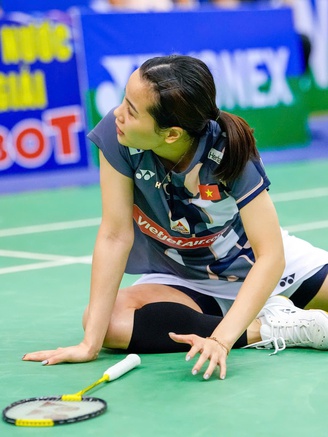 Tay vợt Nguyễn Thùy Linh gặp chấn thương gì, vì sao không có HLV đi cùng?