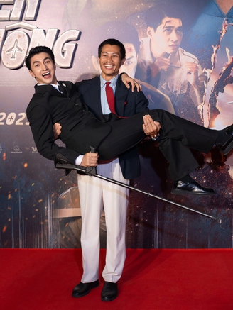 Bình An chống nạng đến dự ra mắt phim ‘Tử chiến trên không’