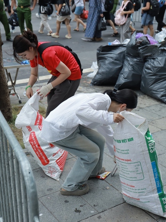 Nữ sinh 17 tuổi nhặt rác tại A80 được khen 'tuyệt vời lắm'