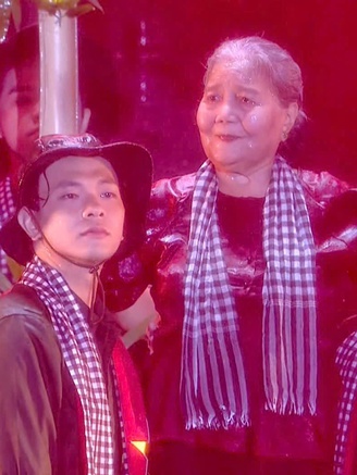 NSƯT Lê Thiện 'đội mưa' biểu diễn trong chương trình 'Ánh sao độc lập'