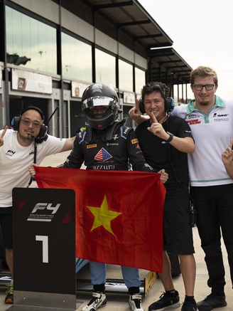 Tay đua Việt Nam 17 tuổi Hoàng Đạt Sawer tạo kỳ tích F4 Đông Nam Á