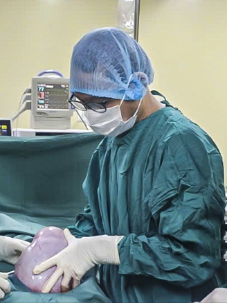 Quảng Ngãi: Cắt bỏ khối u buồng trứng ‘khủng’ 5,5 kg cho nữ bệnh nhân 19 tuổi