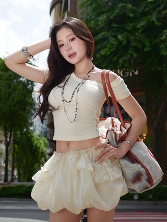 Khoe nét đẹp kiêu sa với nghệ thuật phối đồ cùng áo lệch vai