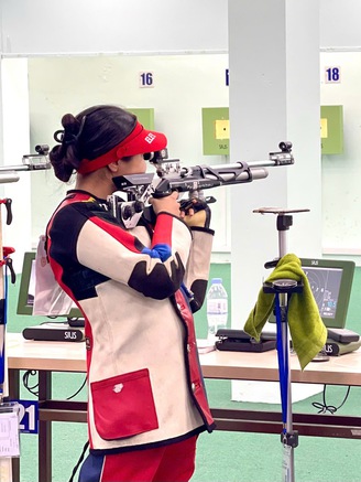 Nhà vô địch ASIAD Phạm Quang Huy và tốp 4 Olympic Trịnh Thu Vinh đấu giải bắn súng quốc gia