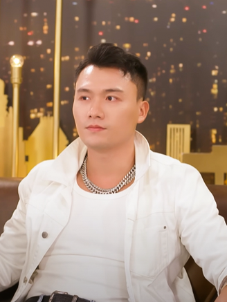 Cơ trưởng 'Tử chiến trên không' từng bị ba vợ ghét vì vẻ ngoài