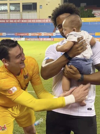 Màn gặp gỡ cực thú vị với Xuân Son, Văn Lâm… xin vía khỏe mạnh cho con trai