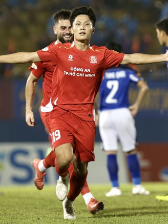 CLB Công an TP.HCM cùng HLV Huỳnh Đức gây bất ngờ trên bảng xếp hạng V-League?