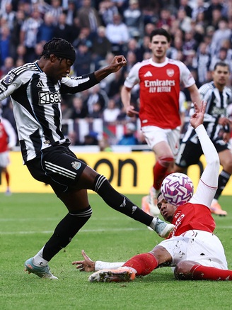 Newcastle thua đau Arsenal phút 90+6, tranh cãi cực gắt nổ ra: Trọng tài VAR ở đâu?