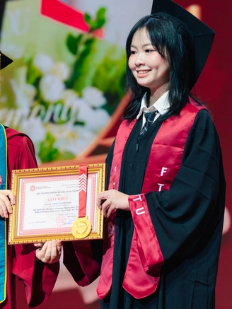 Cô gái 'triệu view' tốt nghiệp thủ khoa với điểm GPA 4.0