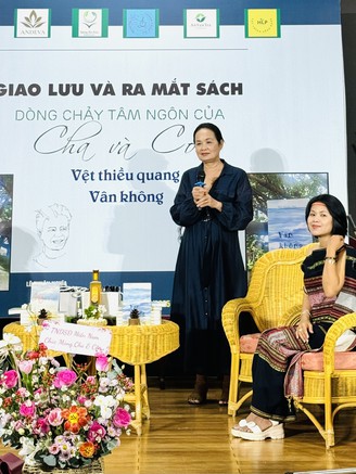 Chủ tịch Hội Nhà văn TP.HCM Bích Ngân chúc tác giả 'Vân không' tiếp tục... cô đơn