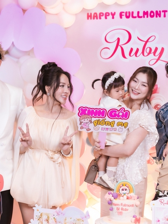 Thanh Trúc cùng con gái dự tiệc đầy tháng ái nữ nhà Chu Bin