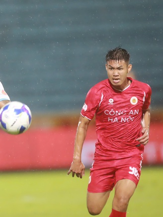 Đánh bại Nam Định, CLB CAHN bám đuổi quyết liệt ngôi đầu: Đua vô địch quá khó lường