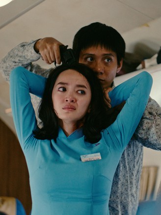 'Tử chiến trên không' vẫn dẫn đầu, 'Mưa đỏ' chính thức rời rạp