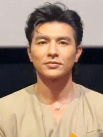 'Mưa đỏ' ngày cuối ra rạp, dàn diễn viên xúc động ở lại đến nửa đêm xem cùng khán giả