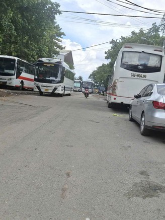 Nhiều nơi có biển cấm vẫn đậu xe