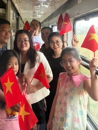 Quốc ca vang lên trên chuyến tàu bắc - nam đúng thời khắc đại lễ Quốc khánh