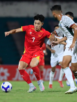 U.23 Việt Nam 2-0 U.23 Bangladesh: 'Nóng máy' chậm vẫn chiếm lĩnh ngôi đầu