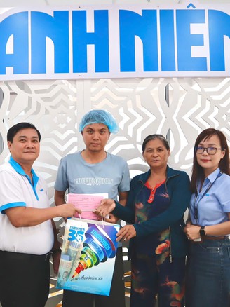 Bạn đọc hỗ trợ người mẹ nghèo có 3 con bị u não hơn 70 triệu đồng