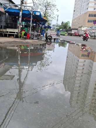 Nghẹt cống gây ngập đường