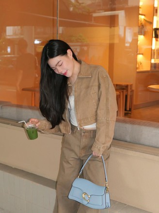 Quần jeans cạp thấp, ống loe, đính đá, đơn sắc... đang được yêu thích nhất