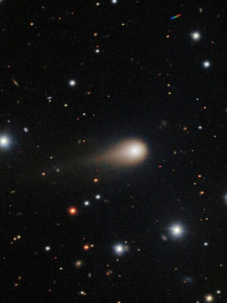 Sao chổi đến từ vùng liên sao đang 'xòe' rộng đuôi