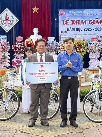 Trung ương Đoàn trao học bổng, xe đạp cho học sinh biên giới nhân khai giảng