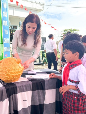 Trường vùng cao Quảng Ngãi phát động nuôi heo đất gây quỹ giúp học sinh mồ côi